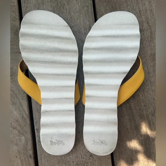 COACH Shelly Turnlock Flip Flop Sandal Yellow Leather Women's Slippers Sz 6.5